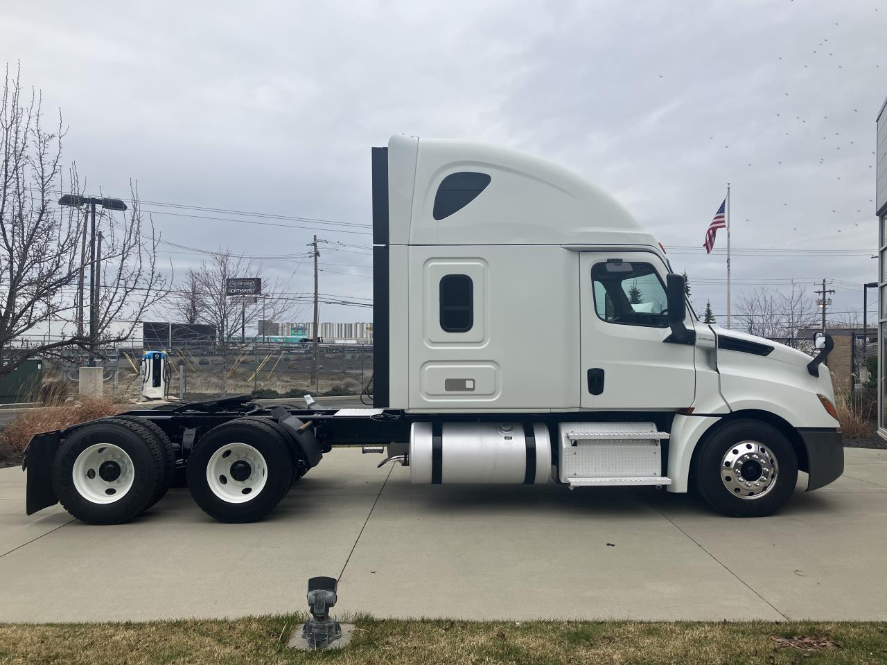 2020 Freightliner Cascadia - image 3