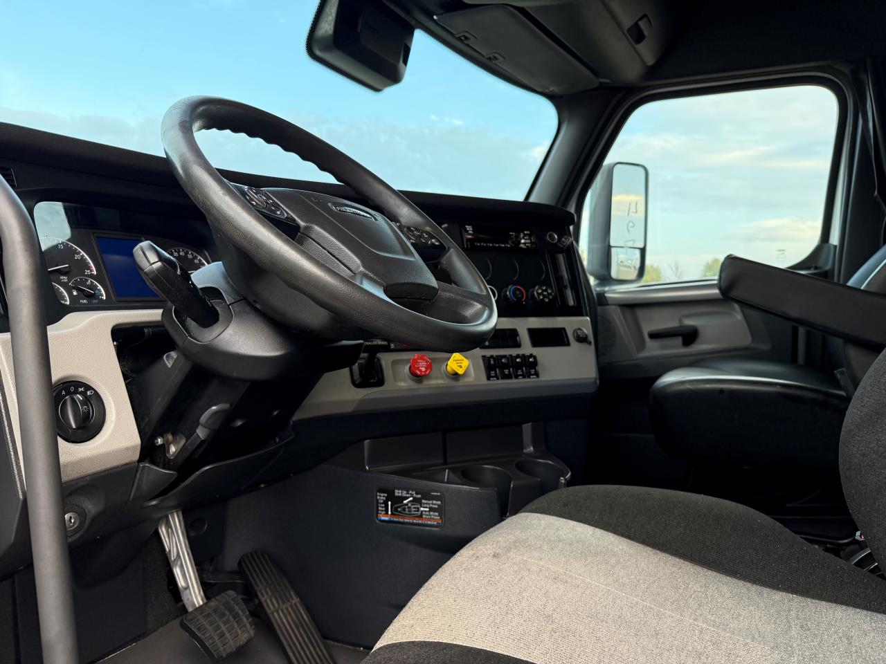 2021 Freightliner Cascadia - image 6