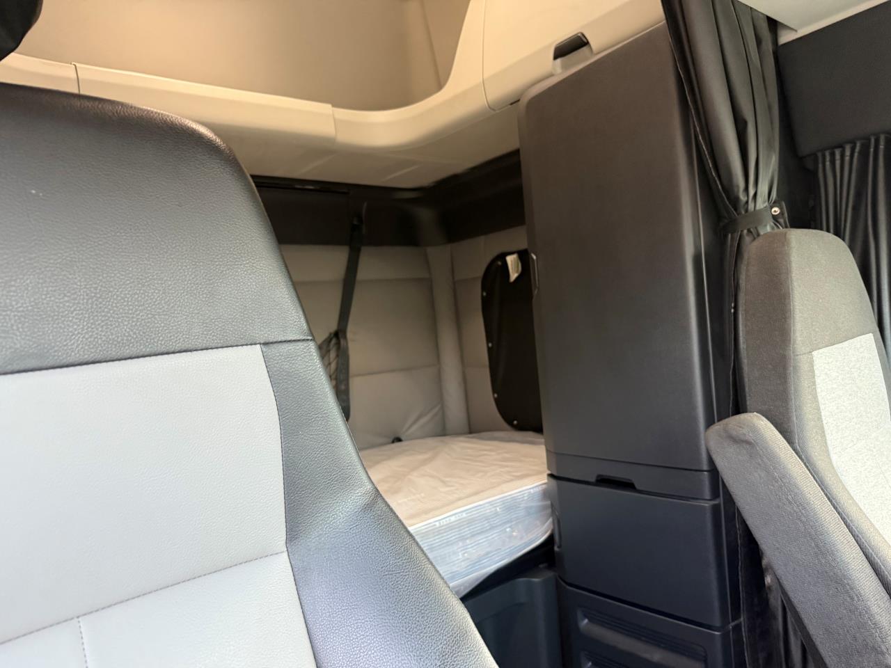 2021 Freightliner Cascadia - image 8