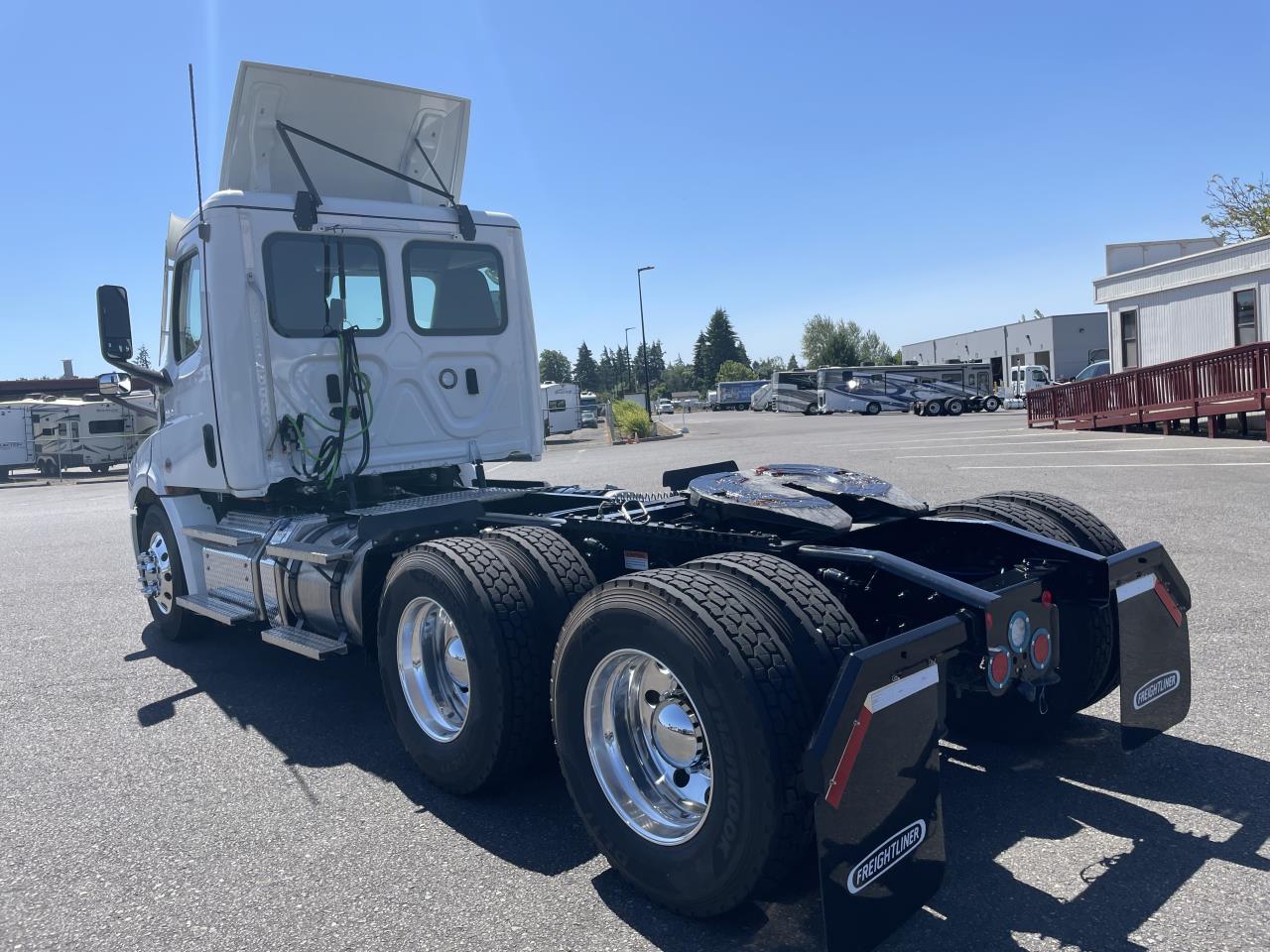 2025 Freightliner Cascadia - image 3