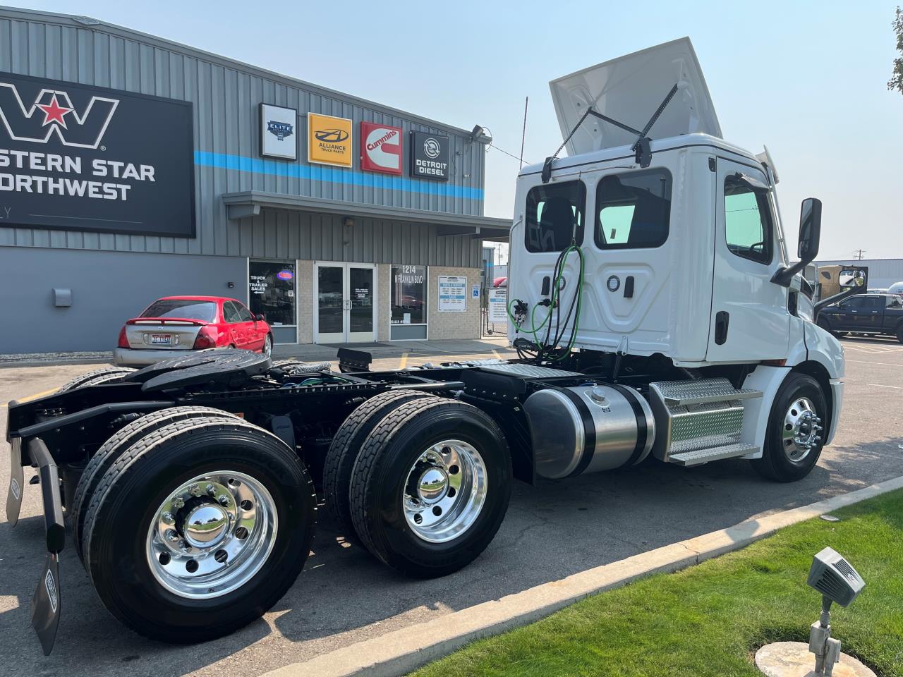2025 Freightliner Cascadia - image 4