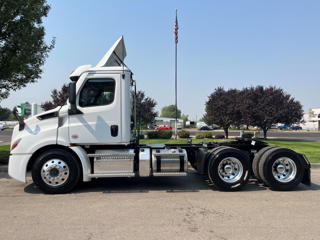 2025 Freightliner Cascadia - image 2