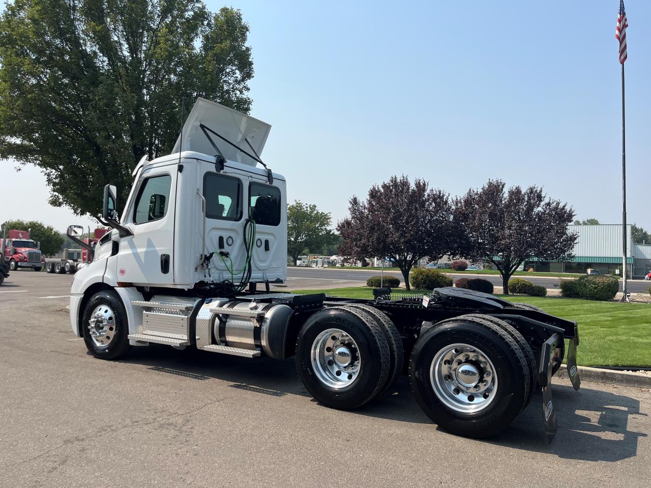 2025 Freightliner Cascadia - image 3