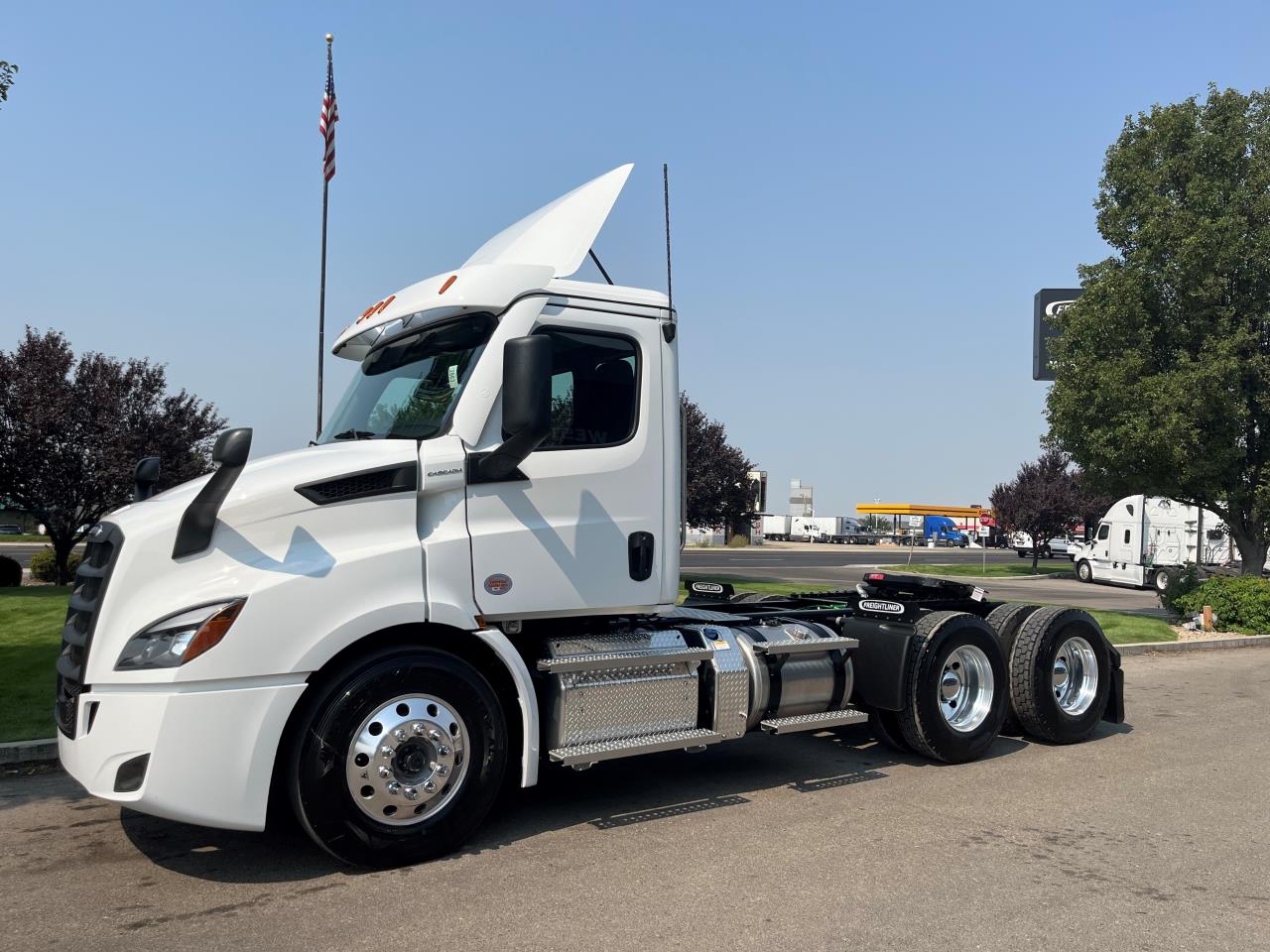 2025 Freightliner Cascadia - image 1