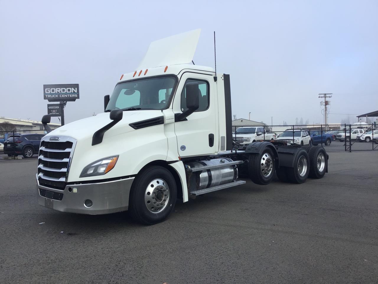 2020 Freightliner Cascadia - image 1
