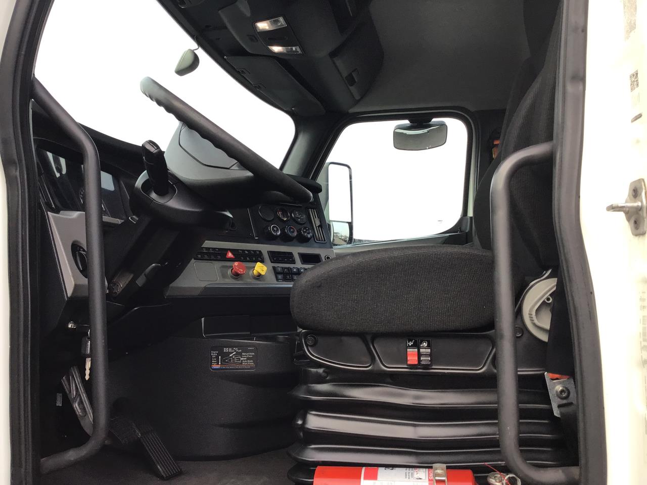 2020 Freightliner Cascadia - image 6