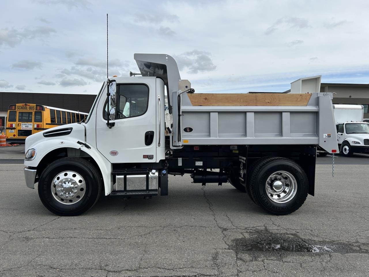 2025 Freightliner - image 2