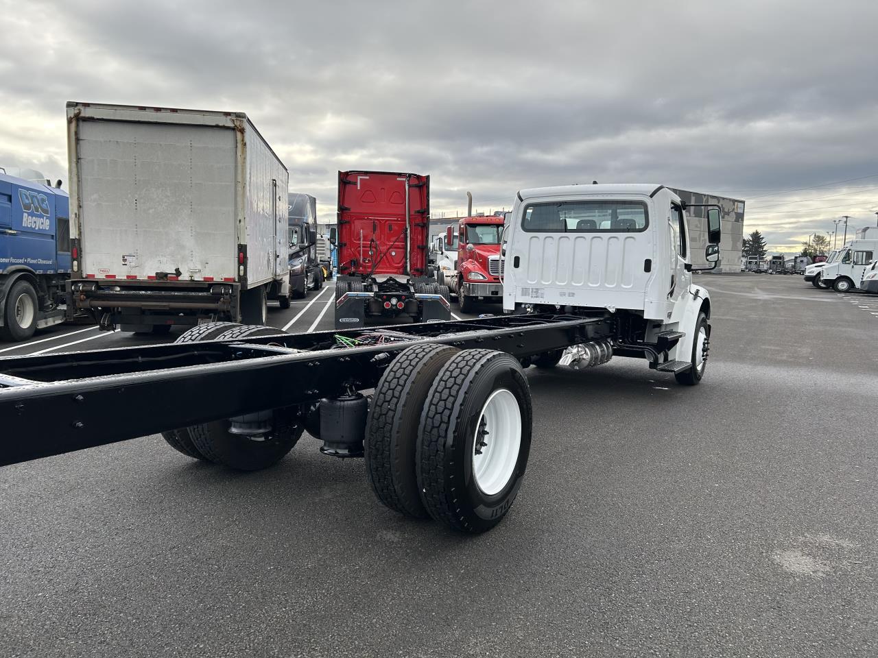 2025 Freightliner - image 3