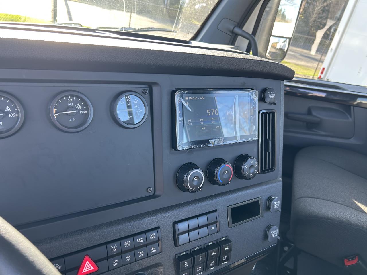 2025 Freightliner Cascadia - image 6