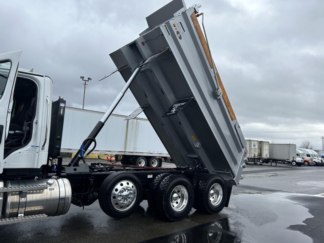 2025 Freightliner 114SD - image 7