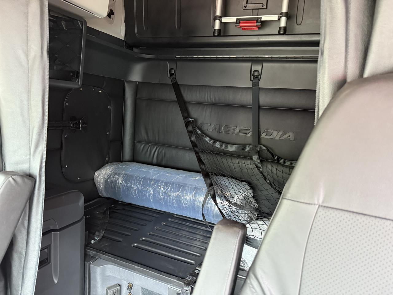 2026 Freightliner Cascadia - image 8