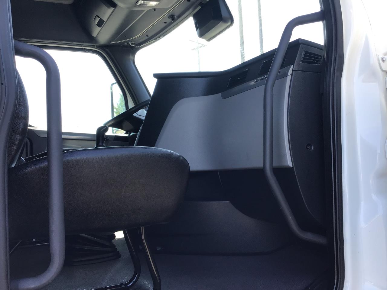 2021 Freightliner Cascadia in Pacific, WA — photo 4