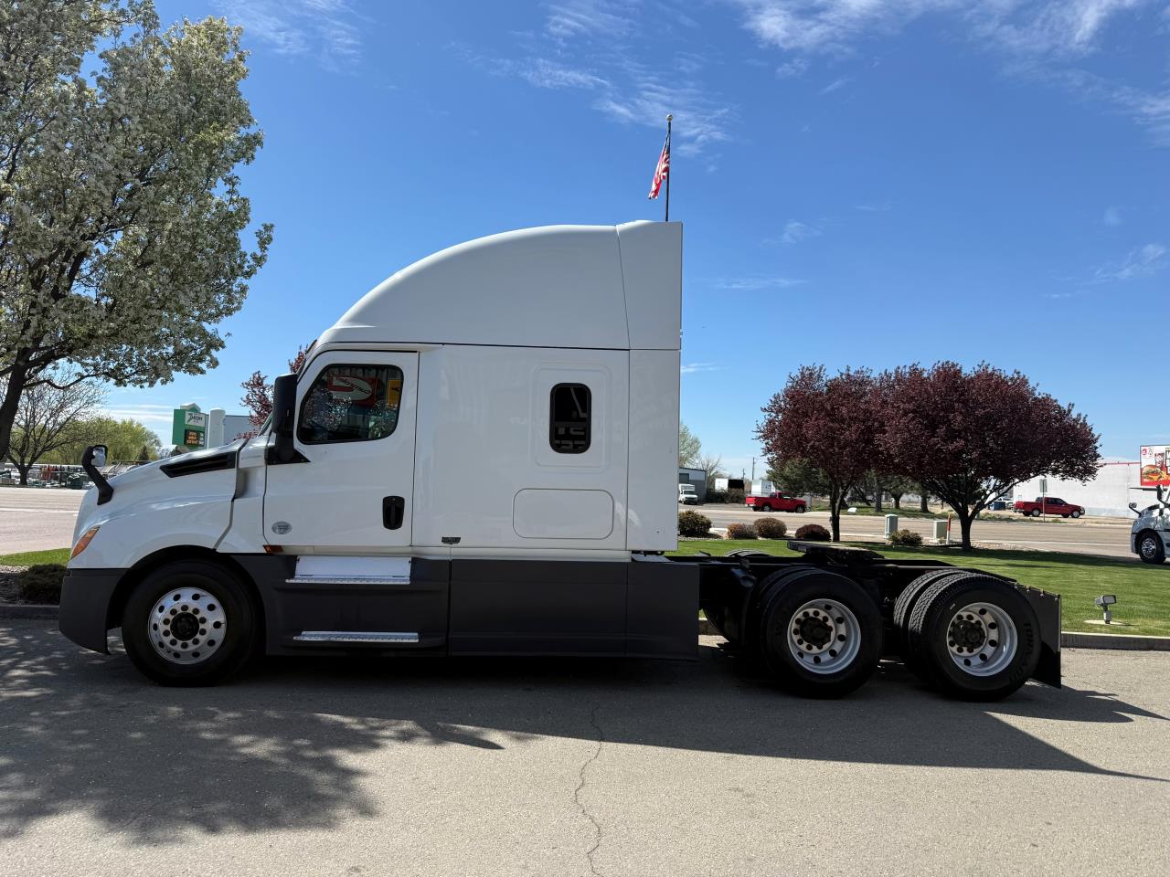 2020 Freightliner Cascadia - image 3
