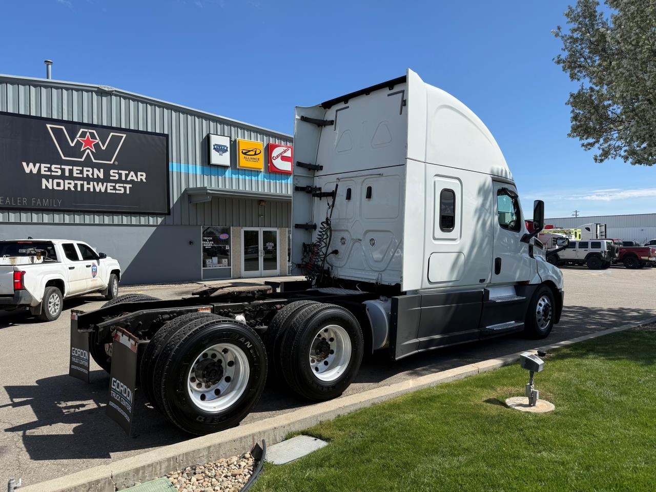 2020 Freightliner Cascadia - image 4