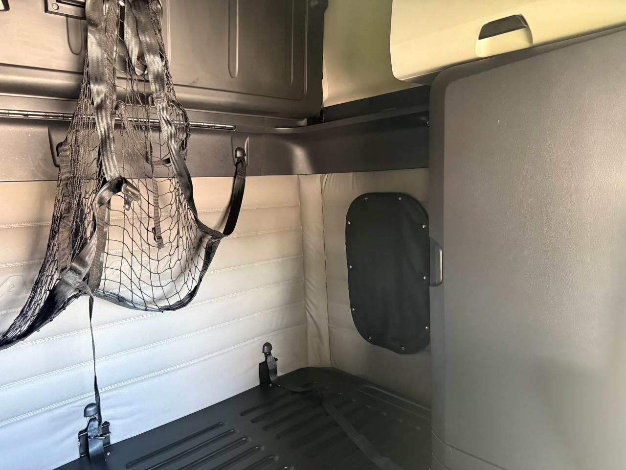 2020 Freightliner Cascadia - image 8