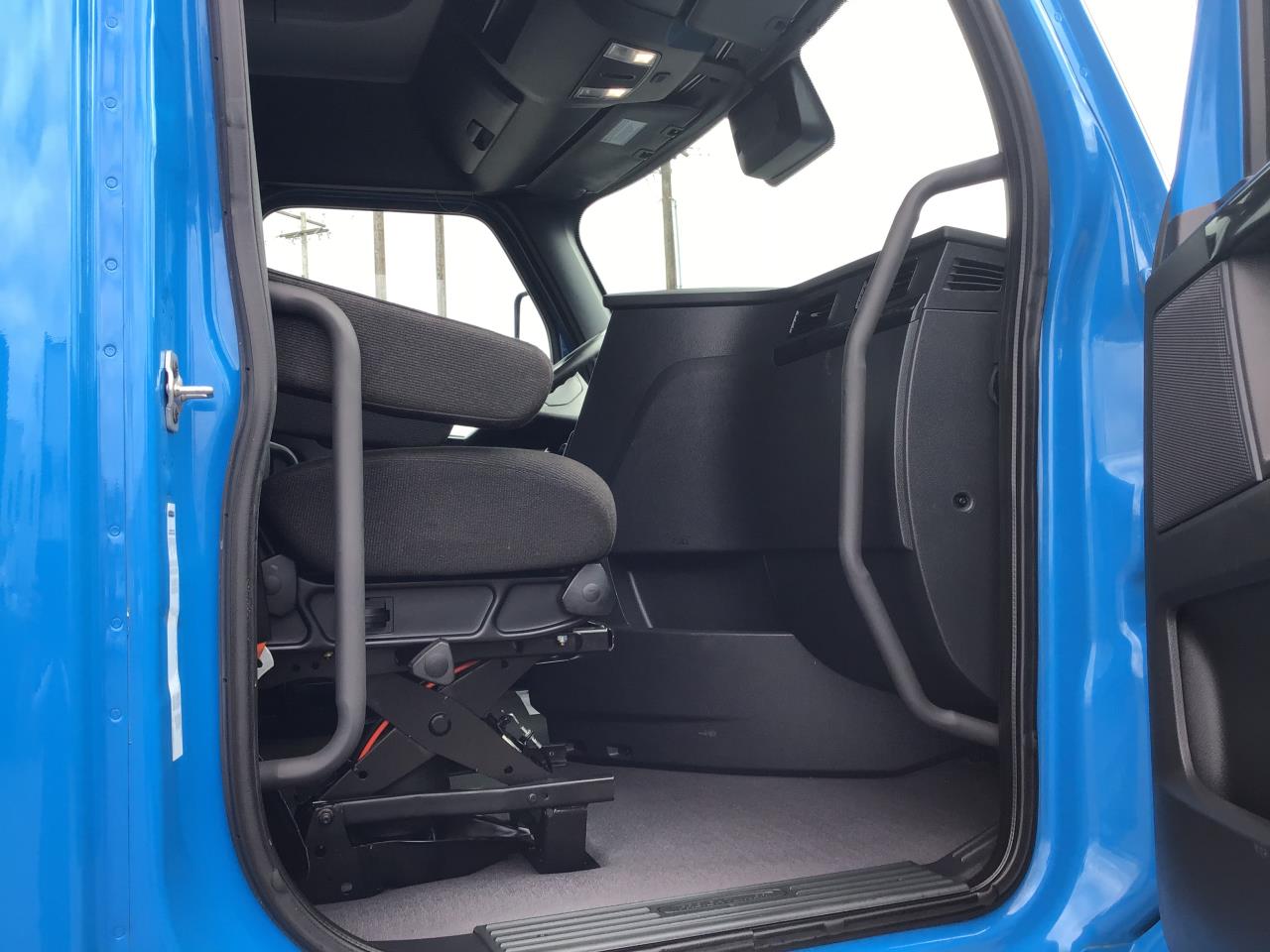 2023 Freightliner Cascadia in Pacific, WA — photo 4