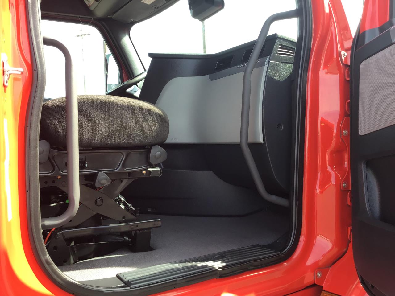 2022 Freightliner Cascadia - image 4