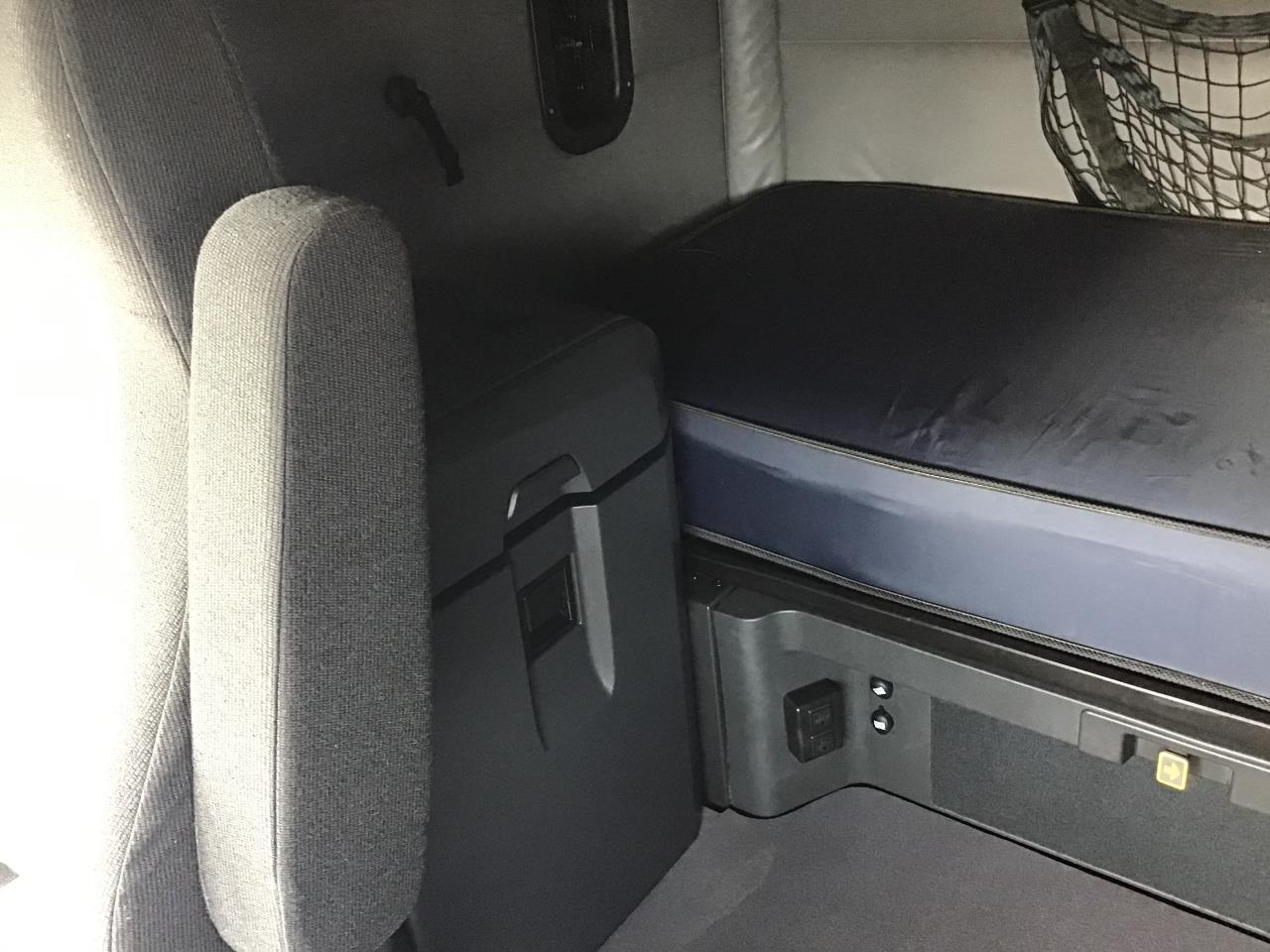 2022 Freightliner Cascadia - image 7