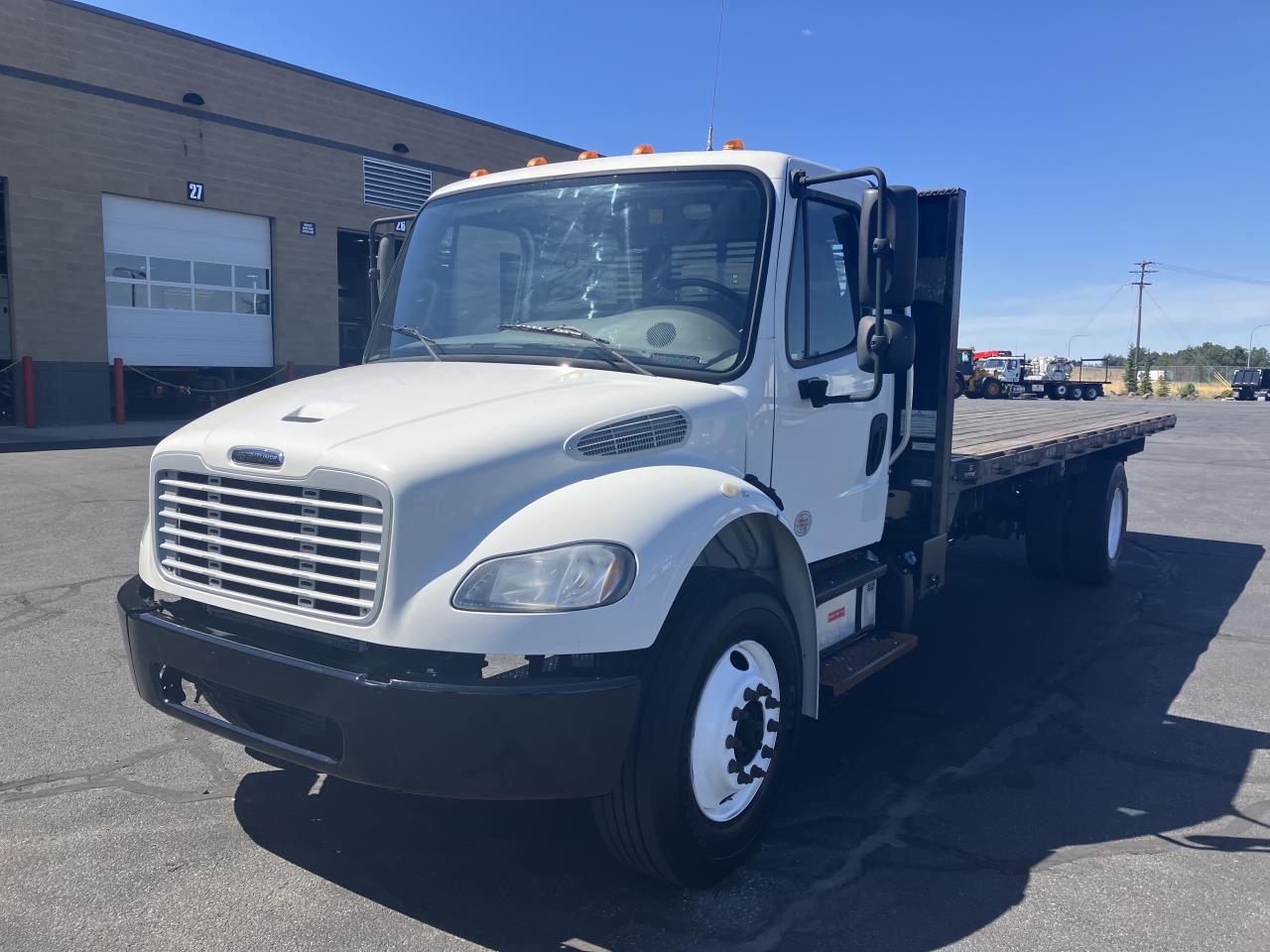 2018 Freightliner M2 106 - image 1