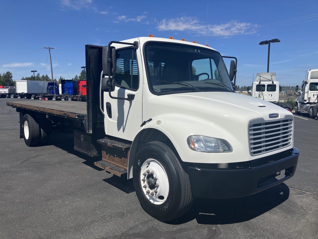 2018 Freightliner M2 106 - image 3