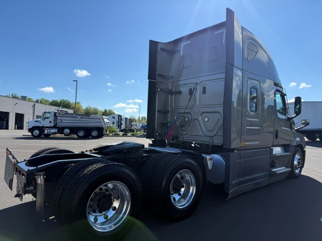 2024 Freightliner Cascadia in Ridgefield, WA — photo 2