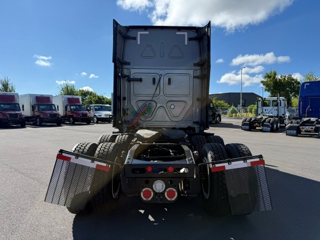2024 Freightliner Cascadia in Ridgefield, WA — photo 5