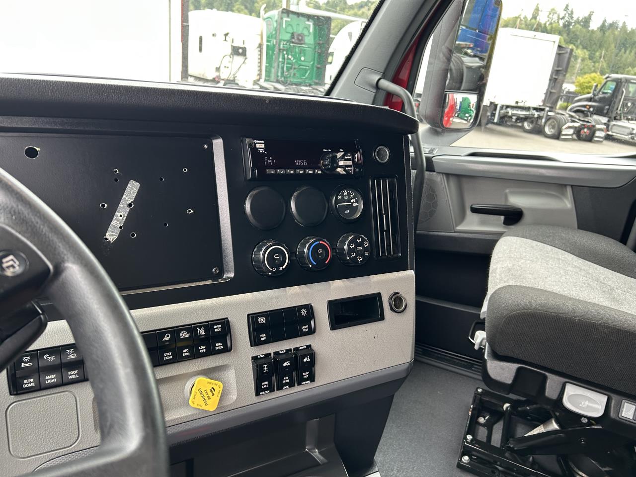 2022 Freightliner Cascadia - image 9