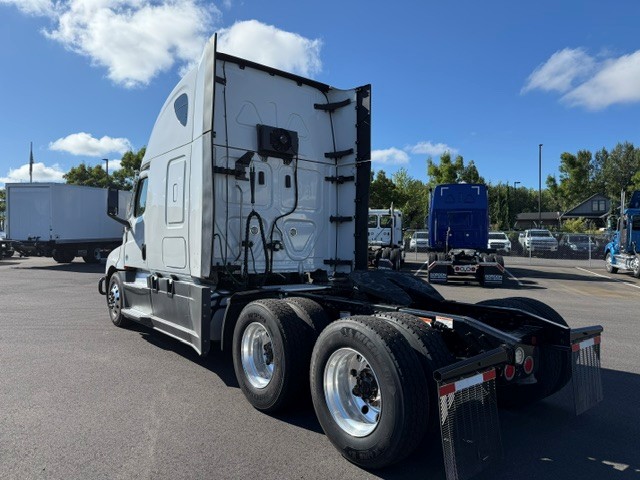 2023 Freightliner Cascadia in Ridgefield, WA — photo 5