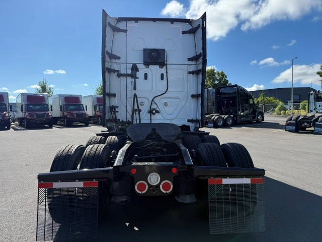 2023 Freightliner Cascadia in Ridgefield, WA — photo 6