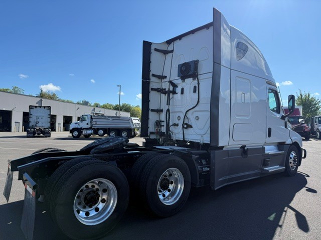 2023 Freightliner Cascadia in Ridgefield, WA — photo 7