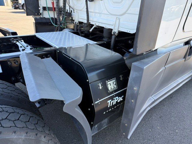 2023 Freightliner Cascadia in Ridgefield, WA — photo 8