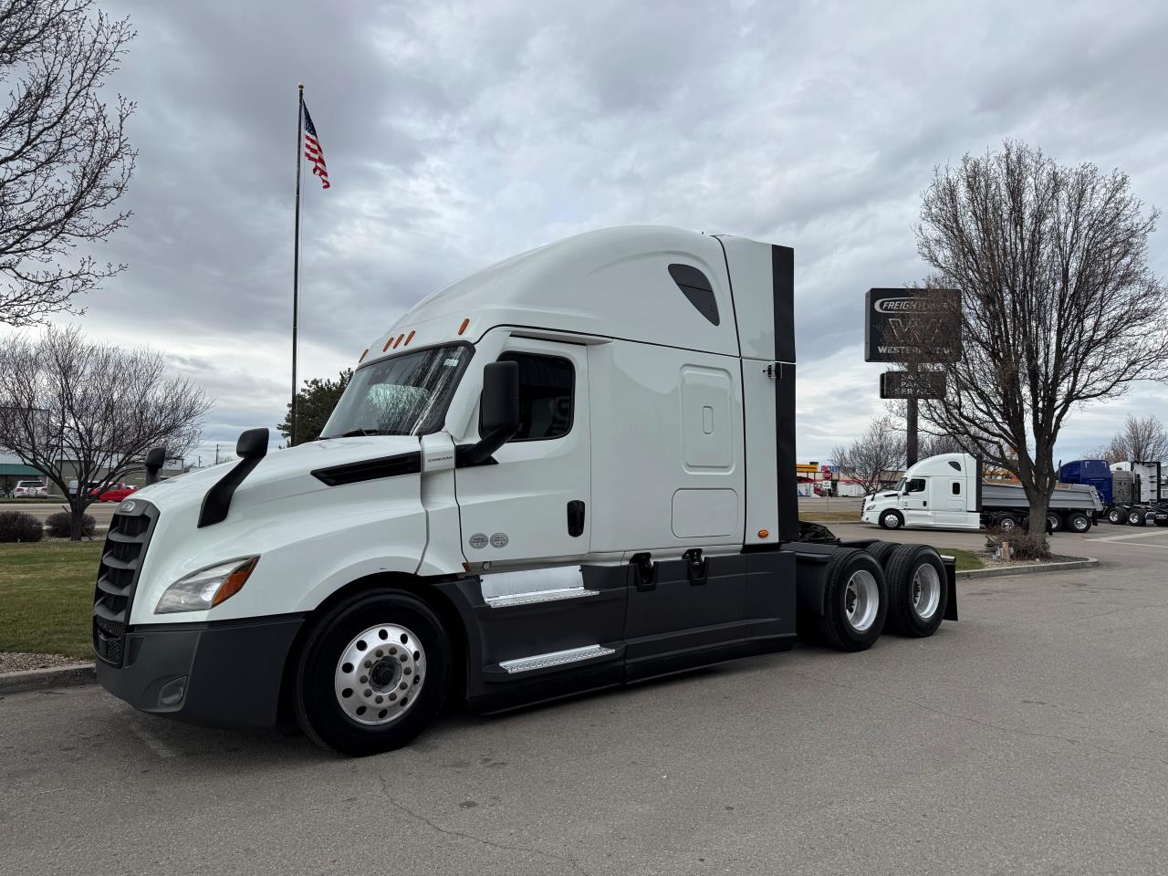 2022 Freightliner Cascadia - image 1