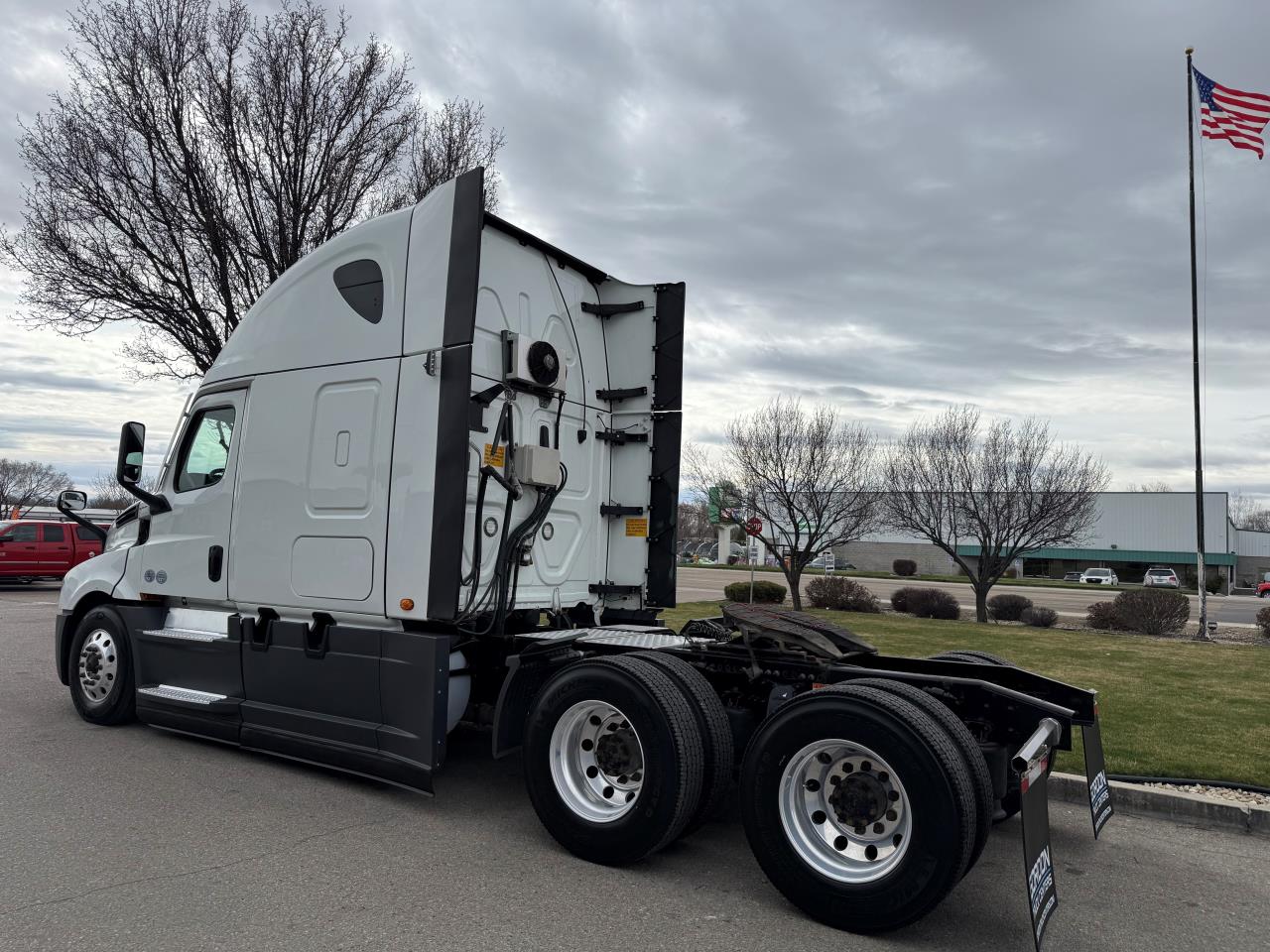 2022 Freightliner Cascadia - image 2