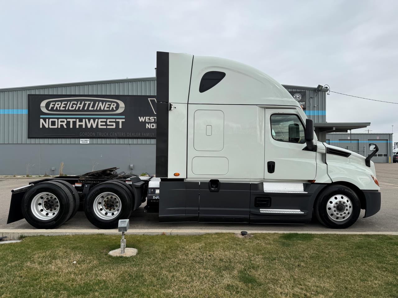 2022 Freightliner Cascadia - image 4