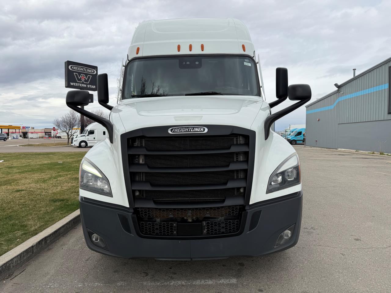 2022 Freightliner Cascadia - image 5