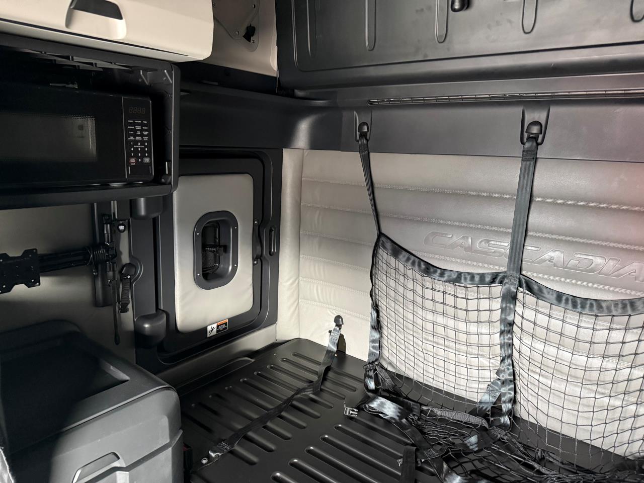 2022 Freightliner Cascadia - image 8