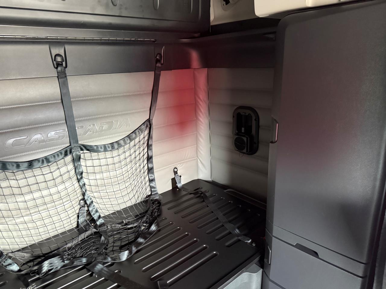 2022 Freightliner Cascadia - image 9