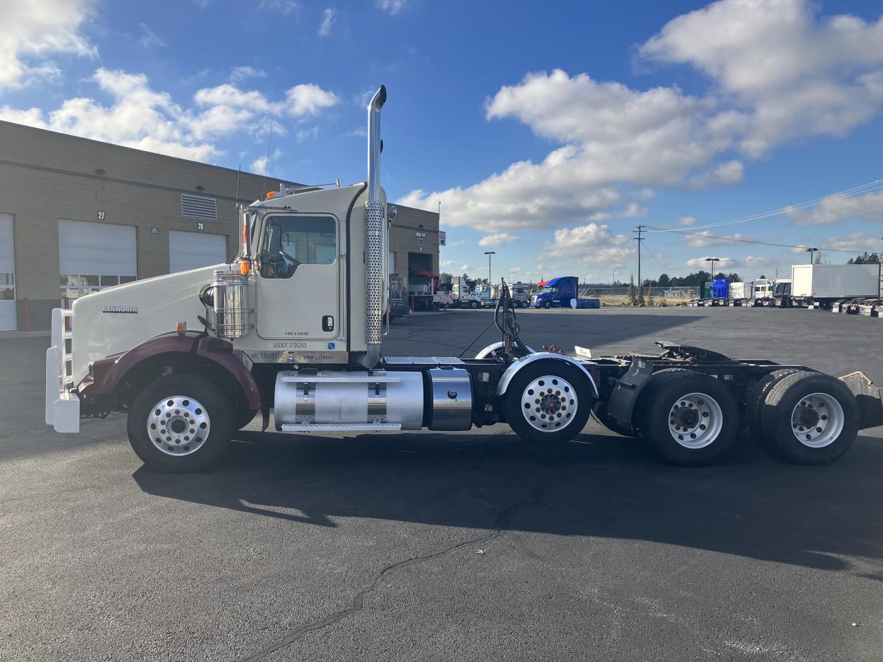 2020 Kenworth T800 - image 2