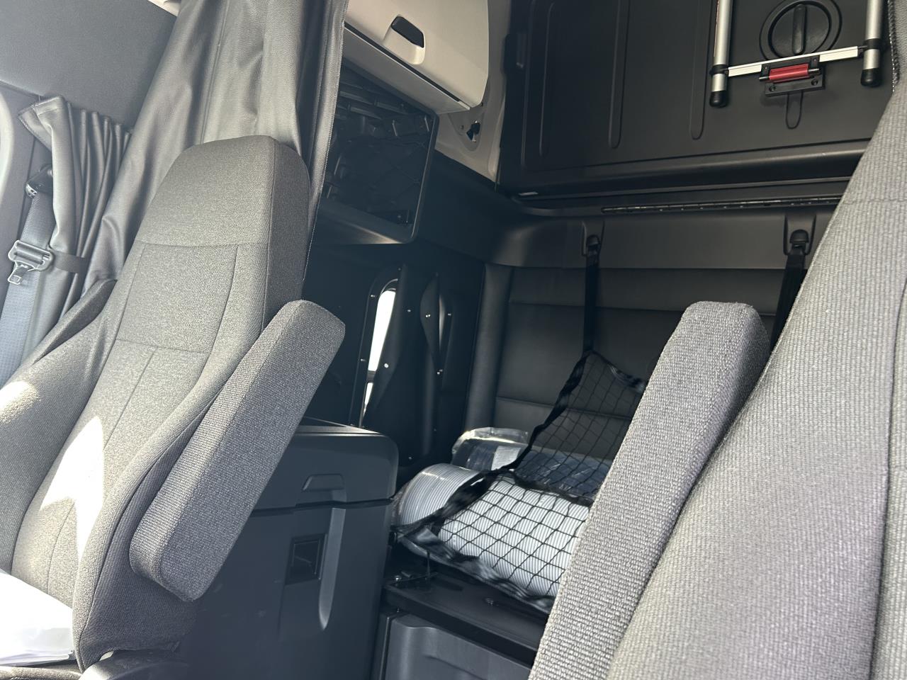 2027 Freightliner Cascadia - image 8