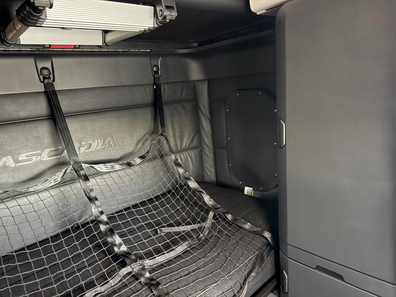 2027 Freightliner Cascadia - image 9