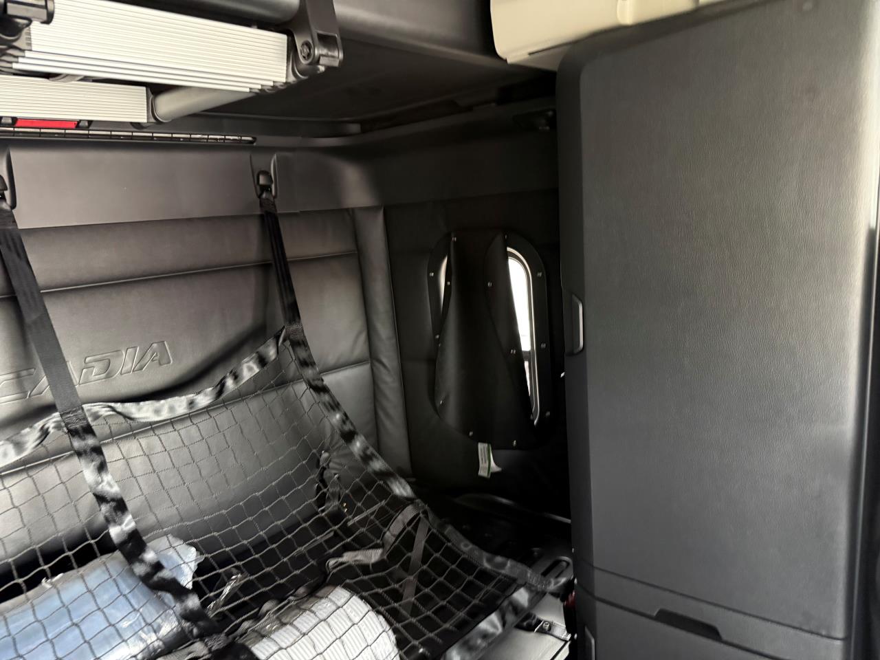 2027 Freightliner Cascadia - image 9