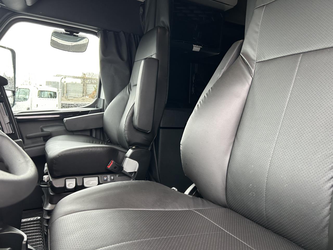 2027 Freightliner Cascadia - image 7