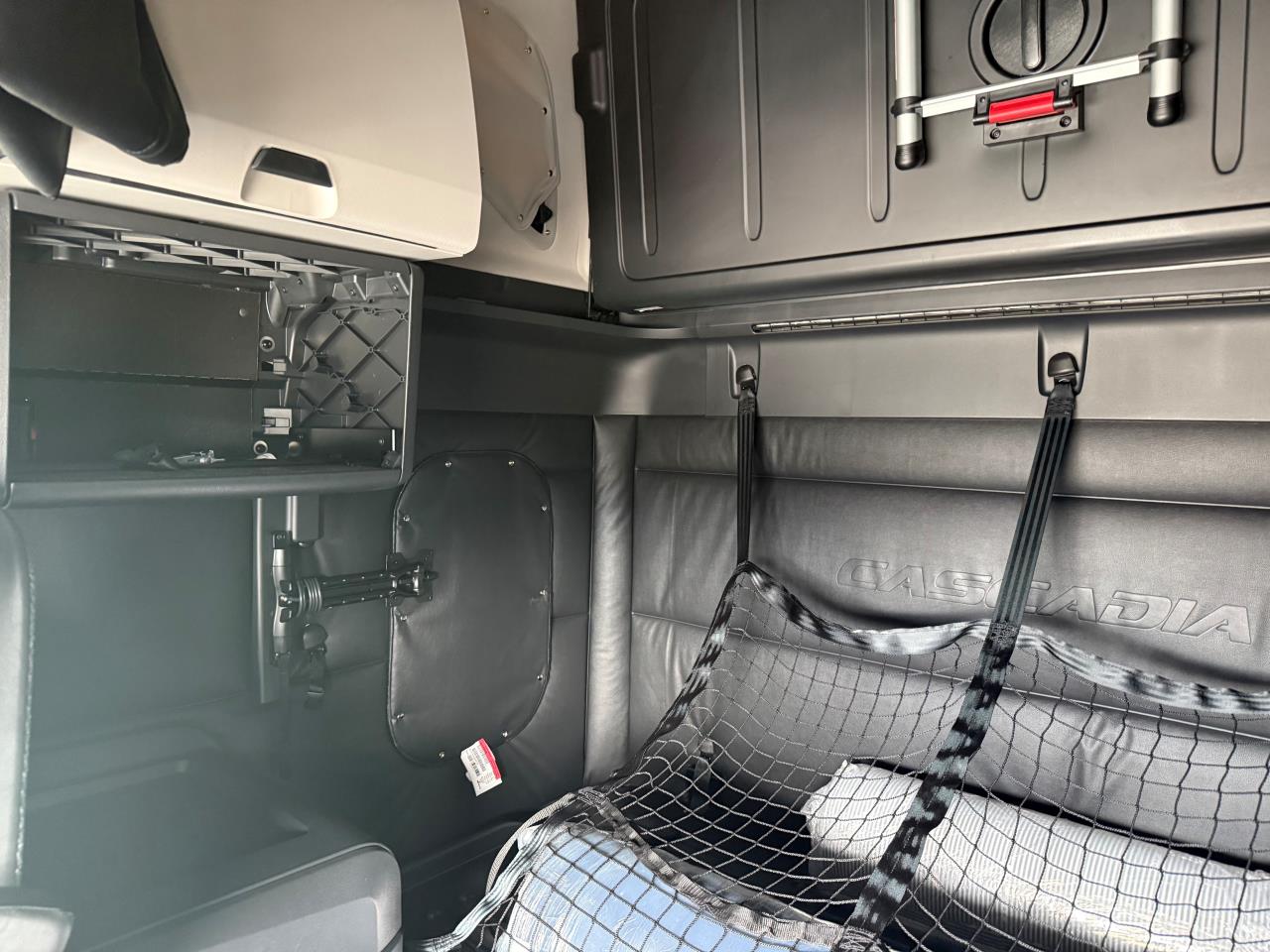 2027 Freightliner - image 8