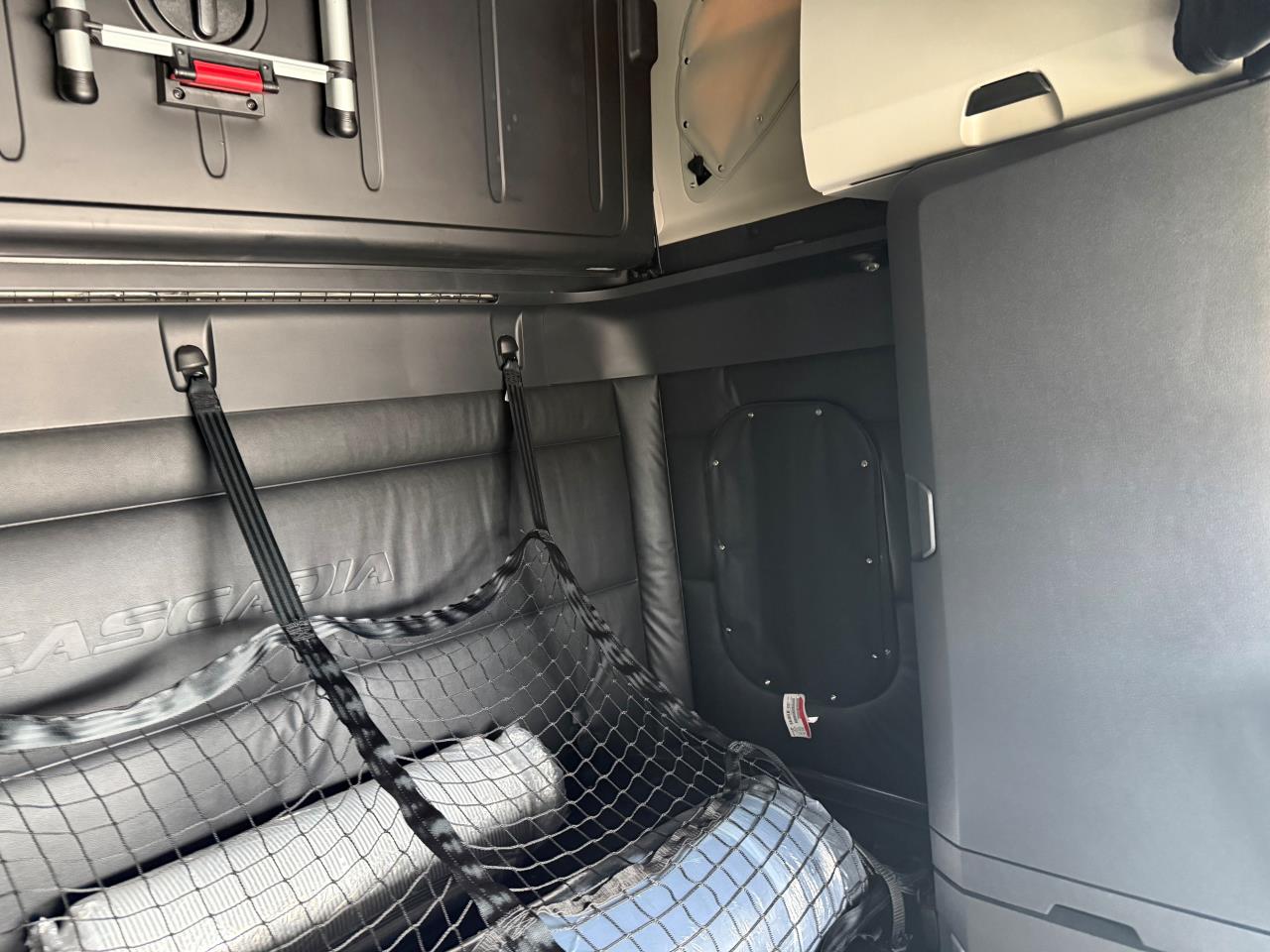 2027 Freightliner - image 9