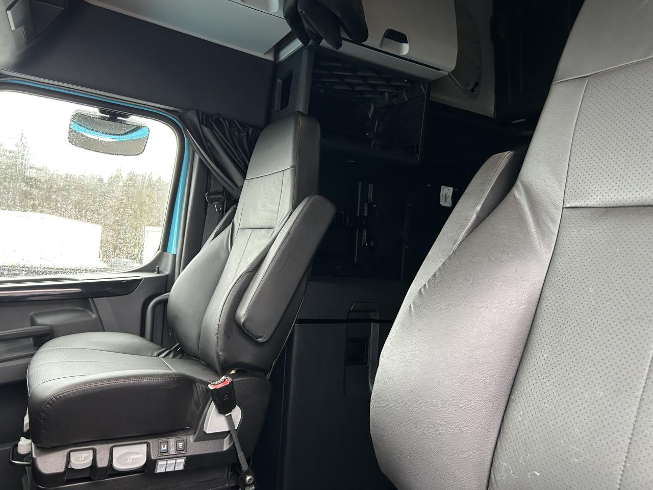 2027 Freightliner - image 7