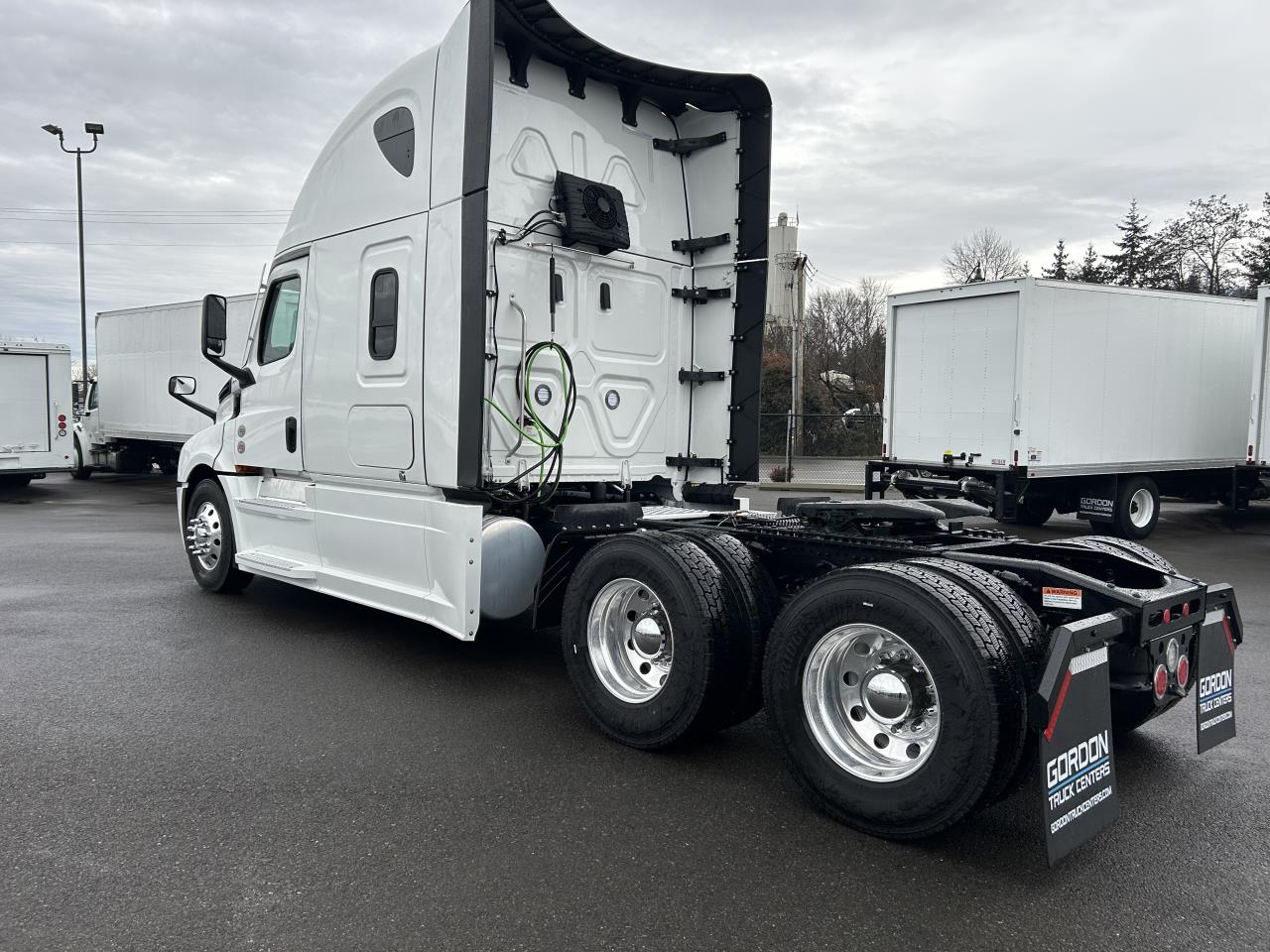 2027 Freightliner Cascadia - image 2