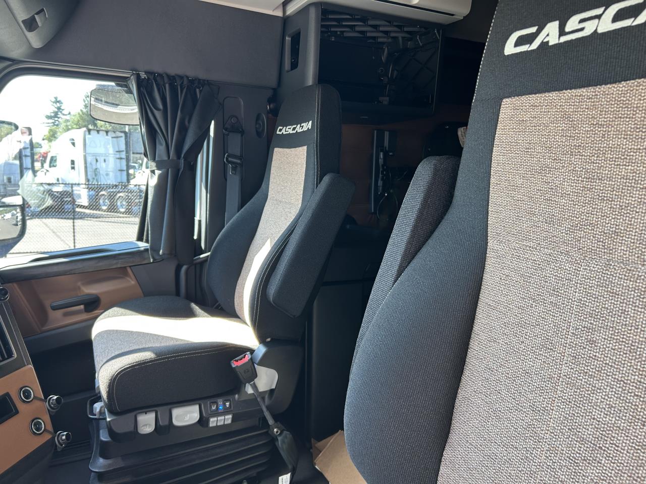 2027 Freightliner Cascadia in Pacific, WA — photo 7