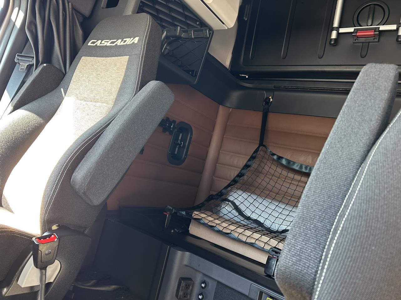 2027 Freightliner Cascadia in Pacific, WA — photo 8