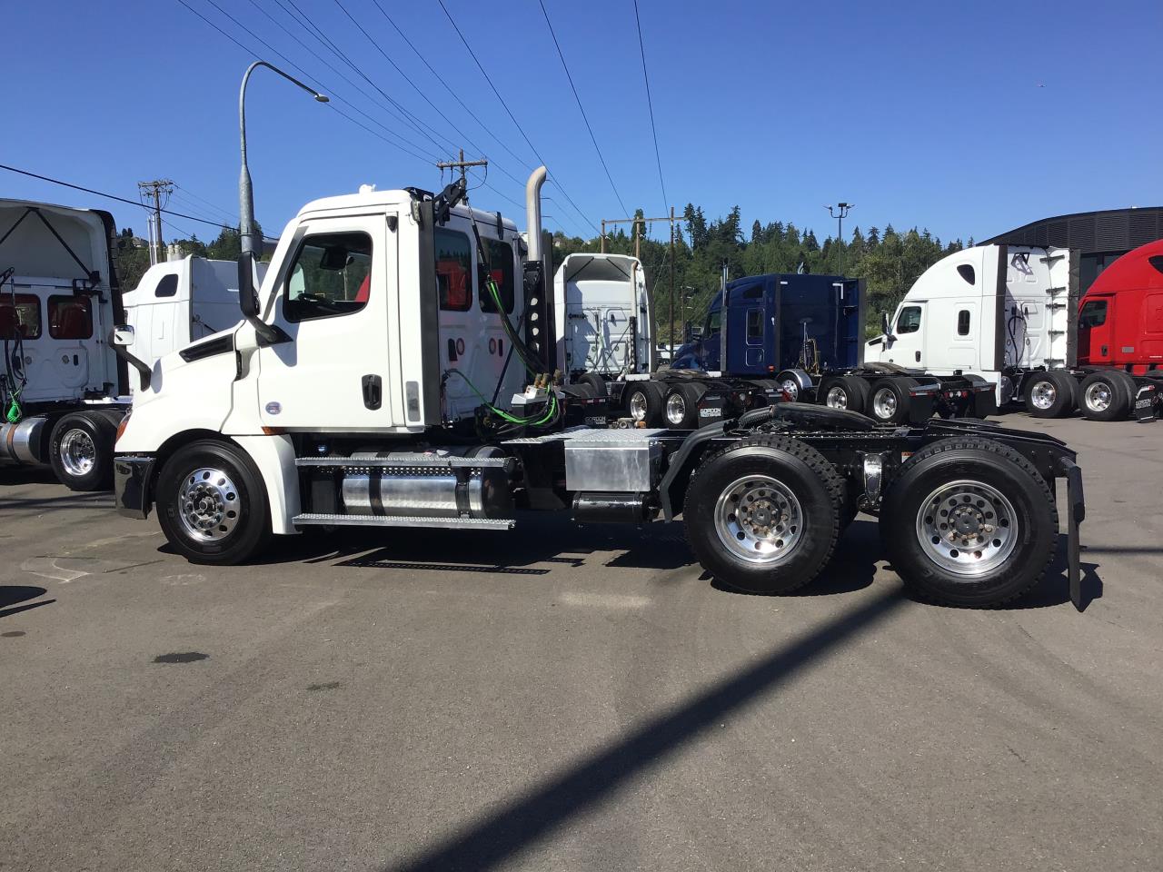 2022 Freightliner Cascadia in Pacific, WA — photo 2