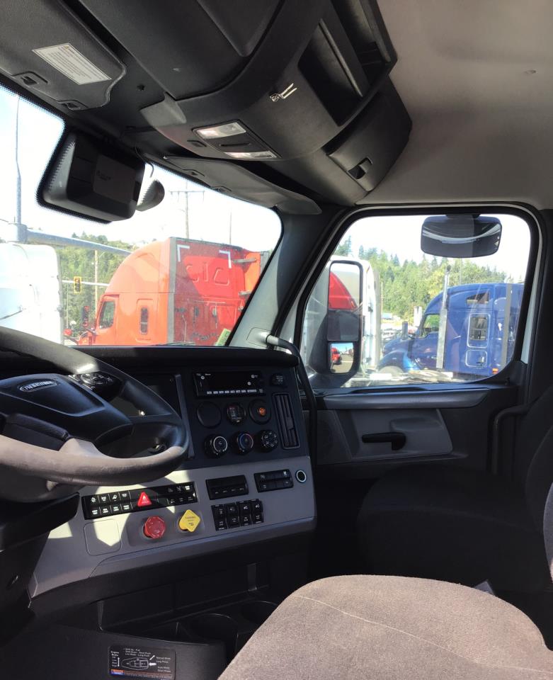 2022 Freightliner Cascadia in Pacific, WA — photo 5